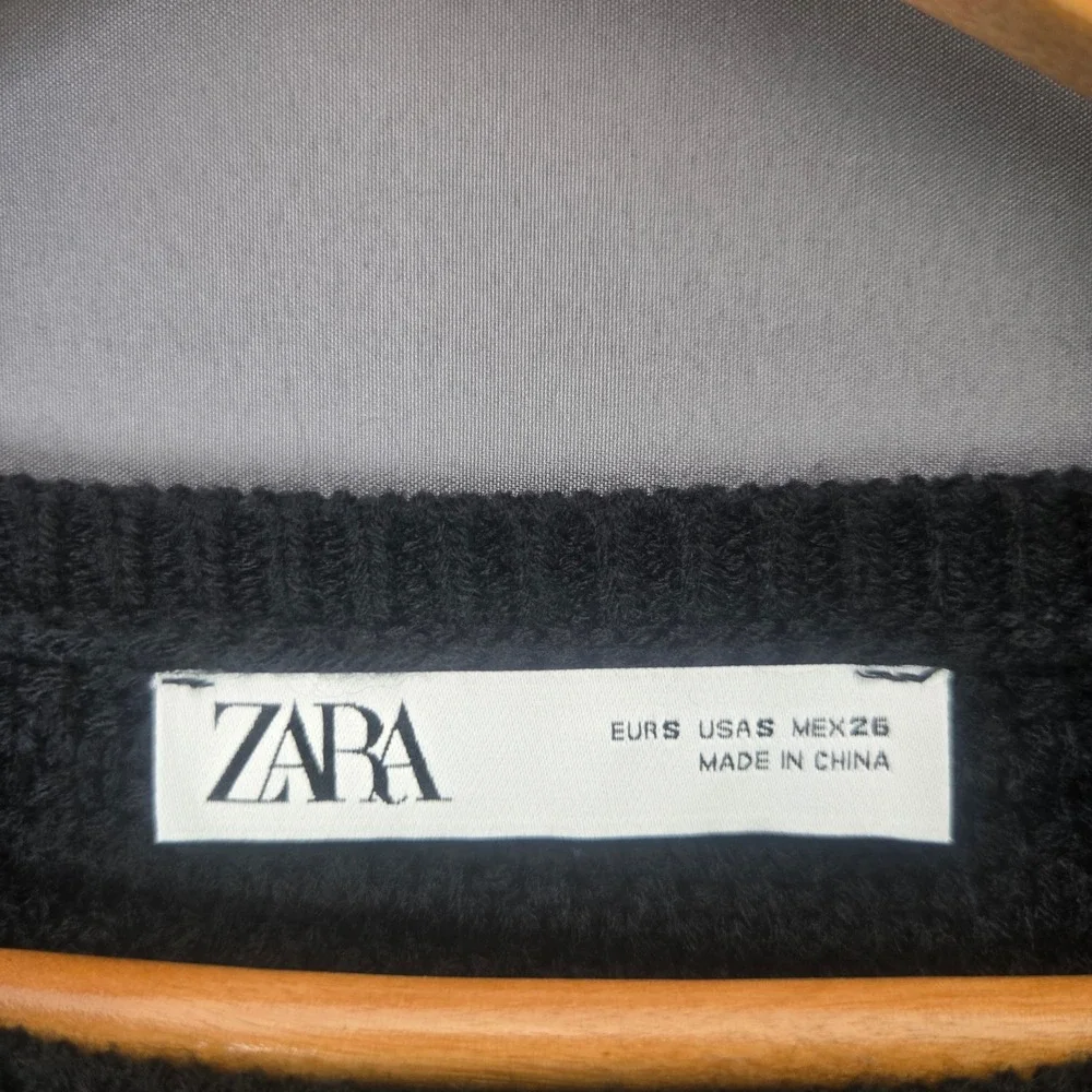 Zara Sweater Crochet Knit Cupcake Applique S Black Cropped Long Sleeve Novelty
